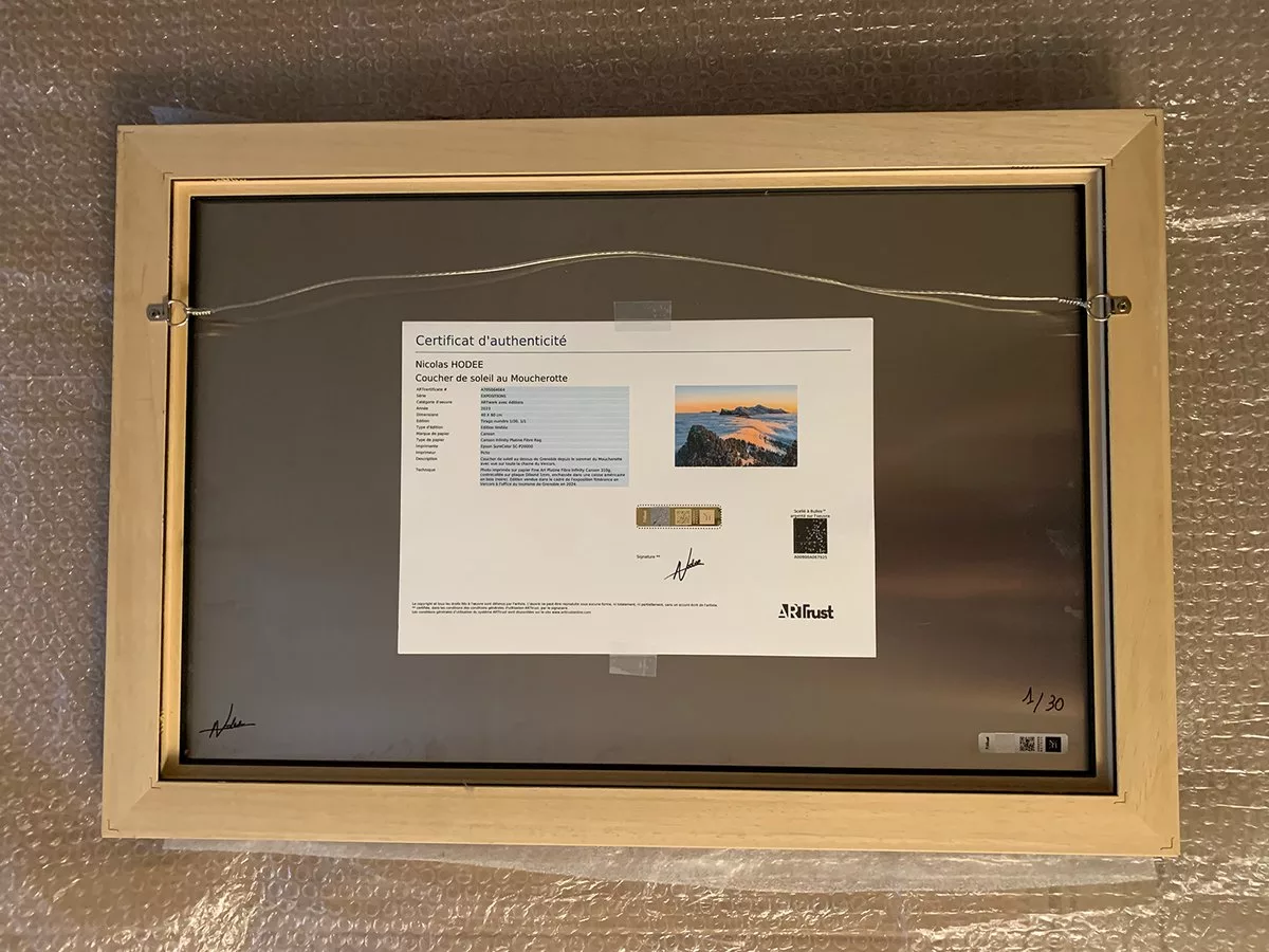Certificat ArtTrust collé au dos d’une caisse américaine