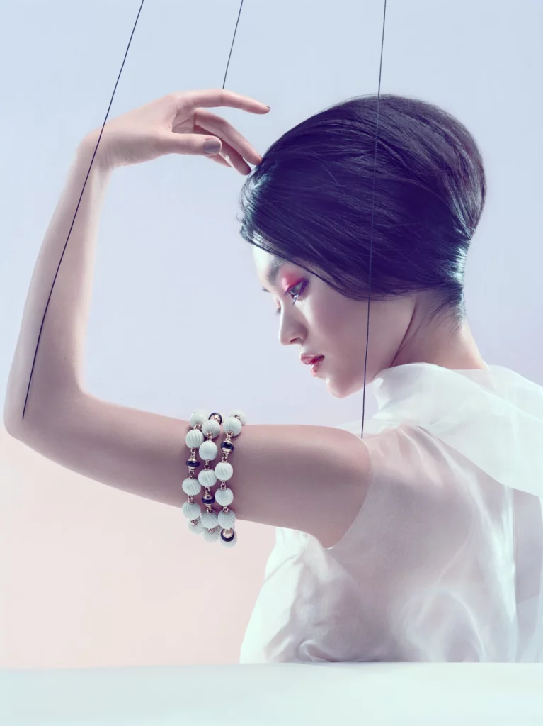 Portrait beauté avec bracelet de perles, retouche peau et bijoux