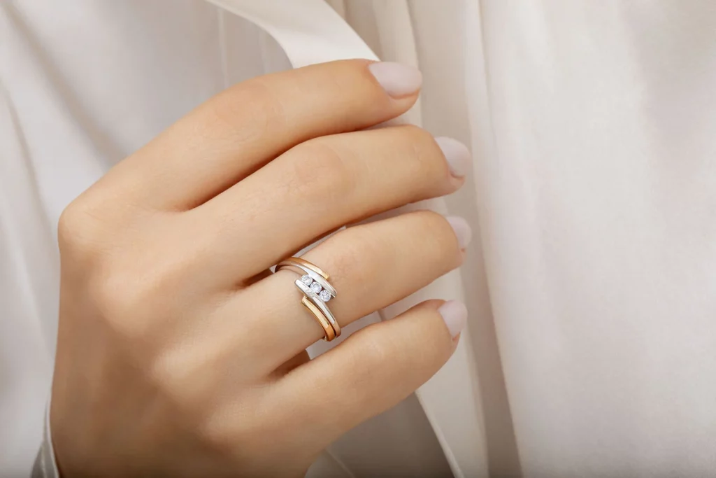 Bague en or et diamants portée, retouche joaillerie
