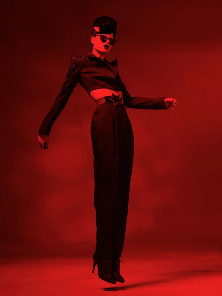 Silhouette de mode sur fond rouge, retouche mode