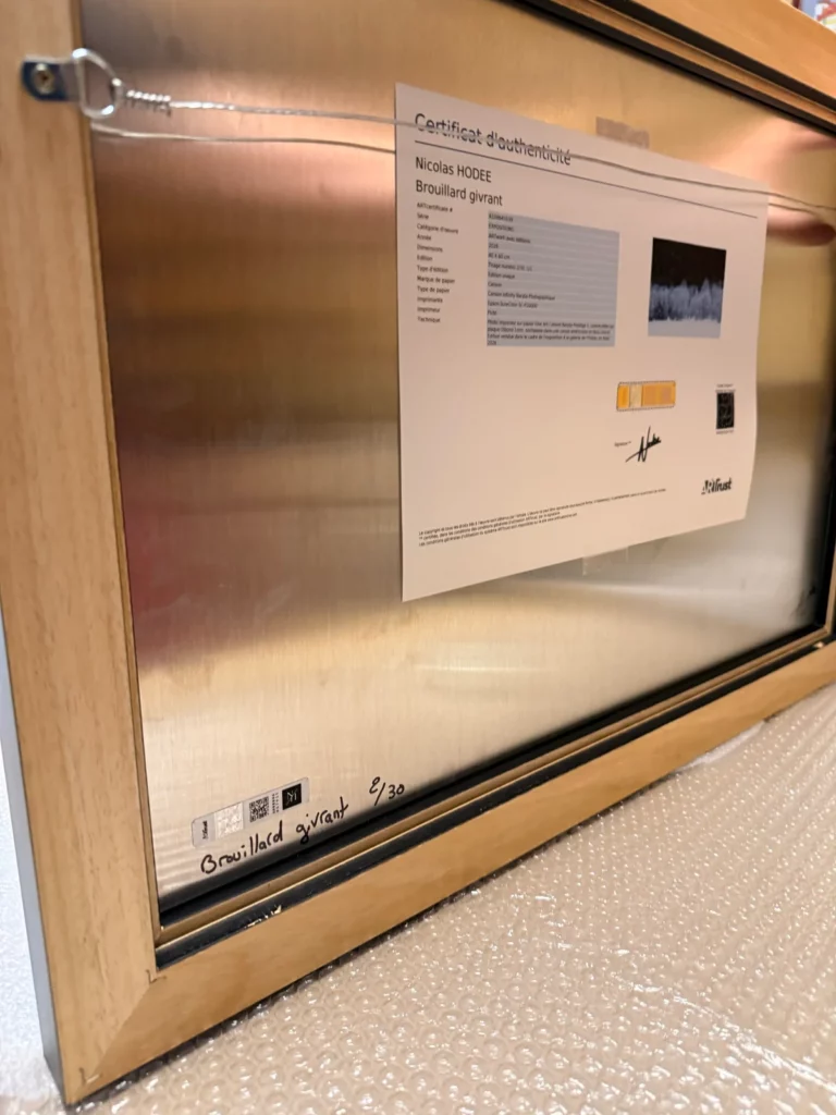 Dos d’une caisse américaine : certificat d’authenticité collé, signature et numéro écrits à la main