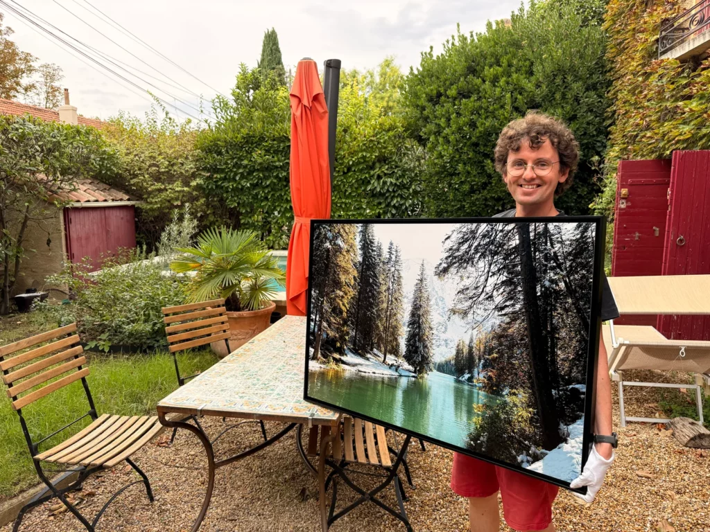 Nicolas Hodée tenant un grand tirage du lac de Braies, pour donner l’échelle