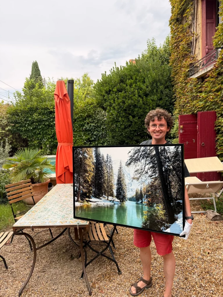 Nicolas Hodée tenant un grand tirage du lac de Braies en caisse américaine, dans un jardin