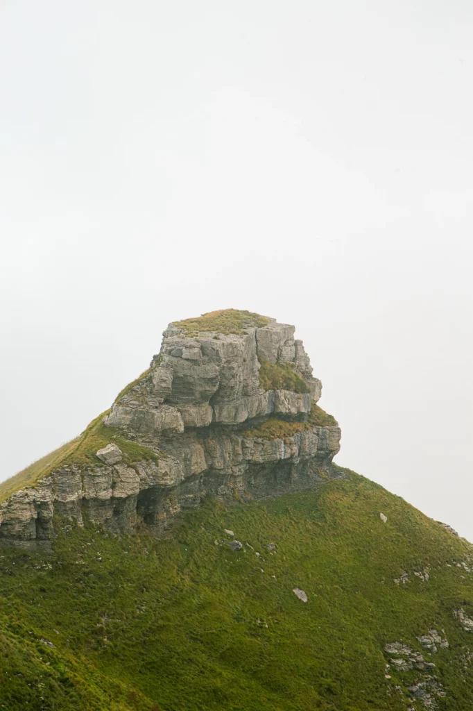 Une porra, sommet fait de couches de calcaire, dans la brume