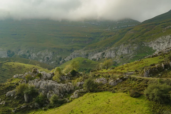 Karst et prairies sous un plafond de nuages, Cantabrie