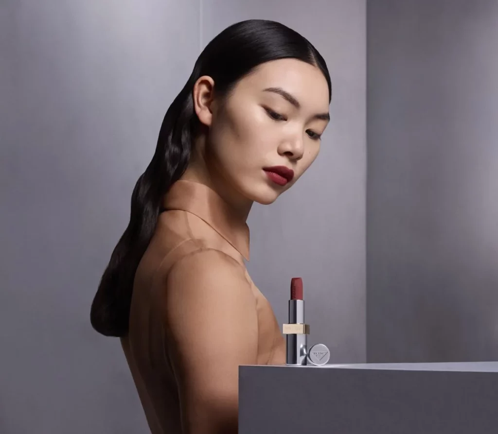 Campagne beauté, portrait et rouge à lèvres, retouche