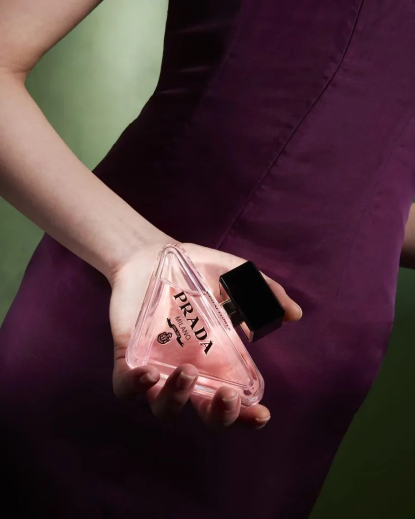 Campagne parfum, flacon tenu en main, retouche