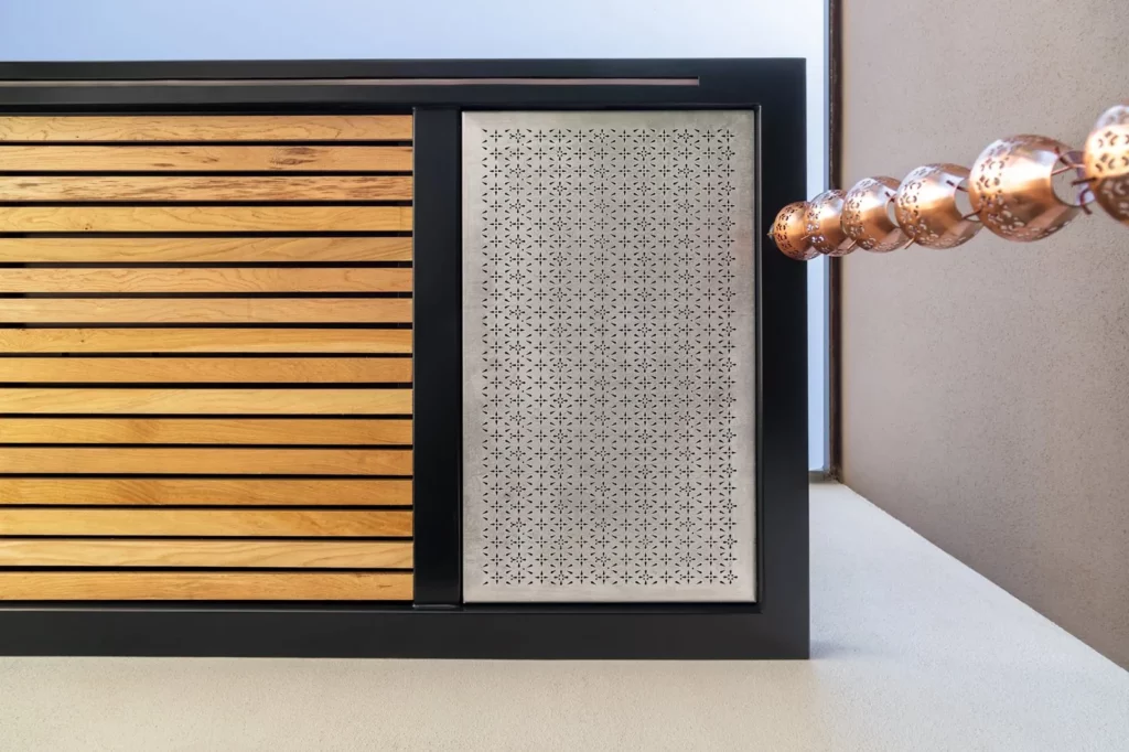 Meuble en bois et métal perforé