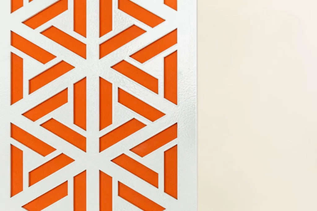 Panneau de métal ajouré orange, détail du motif