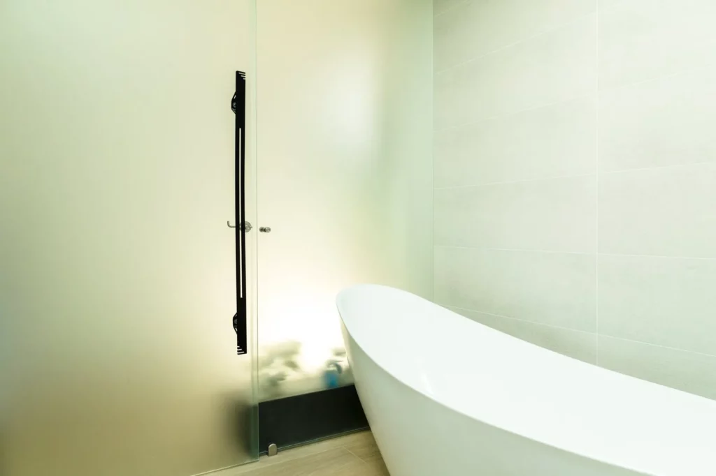 Salle de bain, porte-serviettes en métal