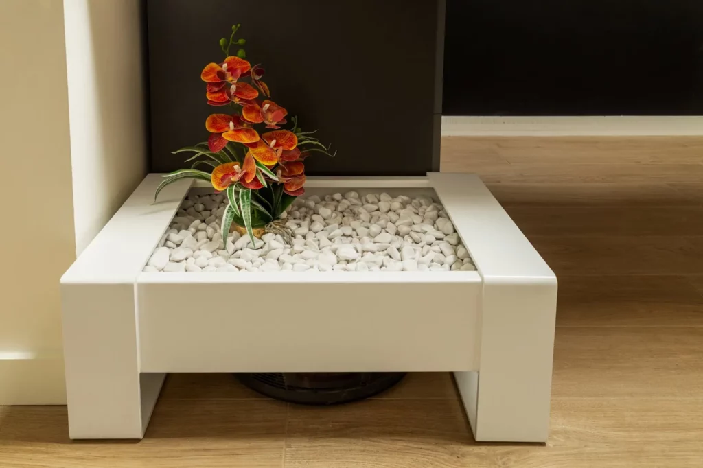 Table basse en métal blanc garnie de galets