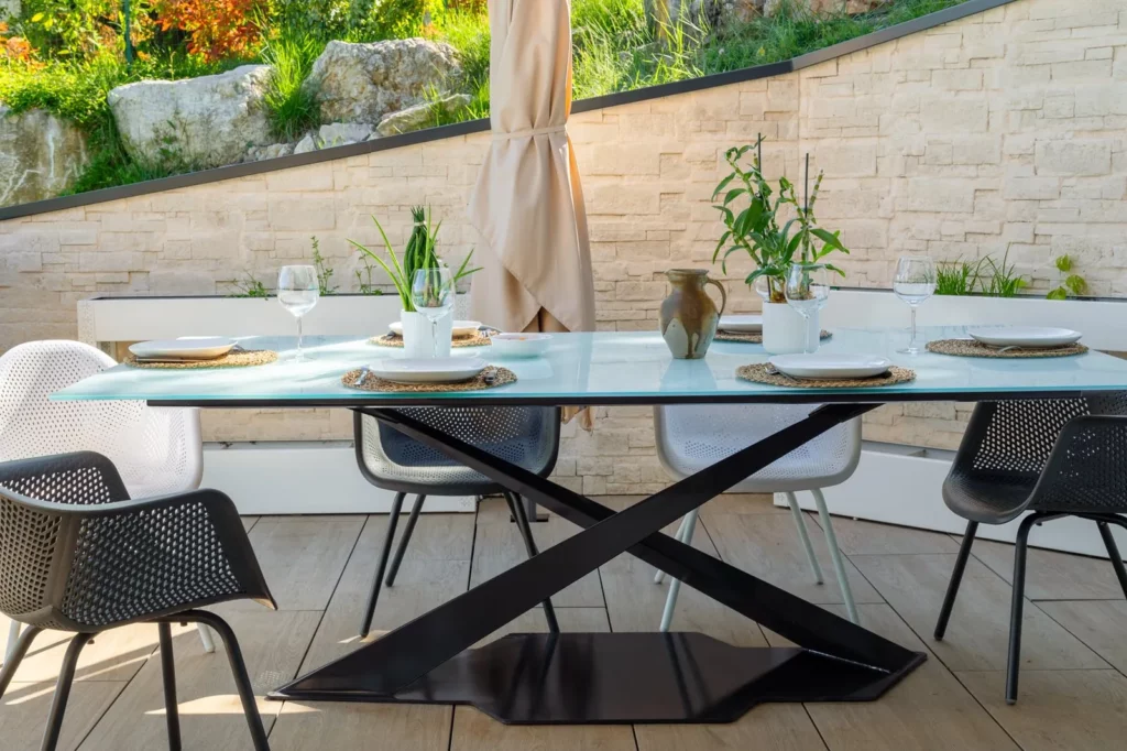 Table de terrasse au piètement en métal croisé